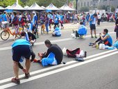 跑者抵達終點