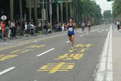 跑者抵達終點