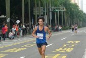 跑者抵達終點