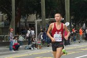 跑者抵達終點