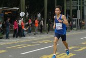 跑者抵達終點