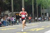 跑者抵達終點