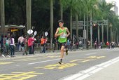 跑者抵達終點