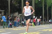 跑者抵達終點