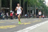 跑者抵達終點