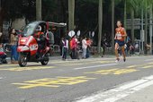 跑者抵達終點