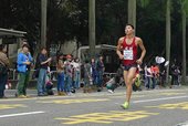 跑者抵達終點