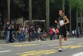 跑者抵達終點