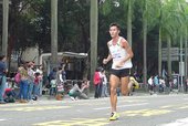 跑者抵達終點