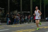 跑者抵達終點