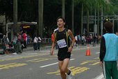 跑者抵達終點