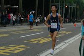跑者抵達終點