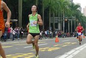 跑者抵達終點