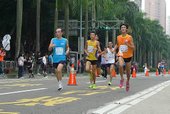 跑者抵達終點