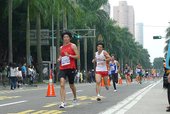 跑者抵達終點