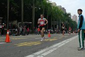 跑者抵達終點