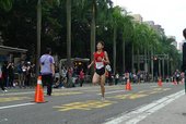 跑者抵達終點
