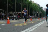 跑者抵達終點