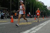 跑者抵達終點