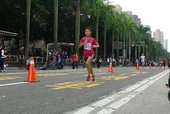 跑者抵達終點