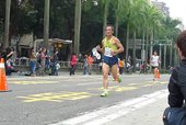 跑者抵達終點
