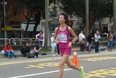 跑者抵達終點
