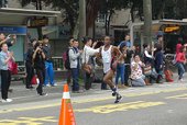 跑者抵達終點