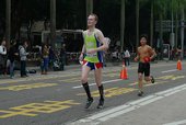 跑者抵達終點