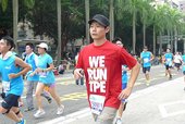 跑者抵達終點
