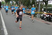 跑者抵達終點