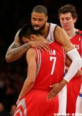 林書豪與 Tyson Chandler 賽前擁抱