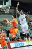 台灣大張羽霖拉杆閃過台銀泰勒的封阻