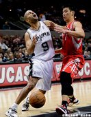 林書豪防守 Tony Parker ，Parker 本場比賽攻下 31 分