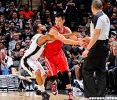 林書豪面對 Patty Mills 貼身防守