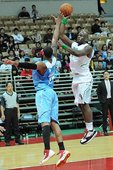 艾倫雖五犯畢業，但仍奪得19分11籃板