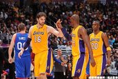 Kobe 與 Gasol 擊掌
