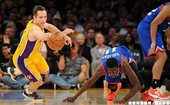 Nash 與 Jrue Holiday 搶球