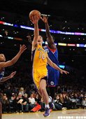 Nash 招牌上籃動作  本場比賽 12 分 10 助攻