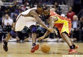 Mbah A Moute 和 James Harden 爭搶地板球