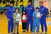三位義大球星與小小球迷進行合影留念
