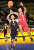 北屯過小與東海附小籃球員場上拼球技