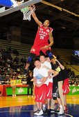 泰勒飛過隊友爆扣
