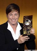 Abby Wambach 奪下年度世界足球小姐后座