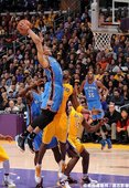 Russell Westbrook 飛身扣籃  本場比賽攻下 27 分
