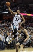 Rudy Gay 在 Manu Ginobili 面前飛扣