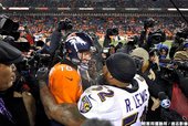 Peyton Manning 與 Ray Lewis 賽後交談