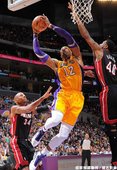 Dwight Howard 籃下硬起