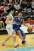 吳奉晟帶球切入，台啤王建惟緊迫防守