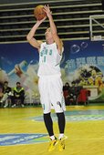 台啤止敗功臣李俊緯，得16分16籃板