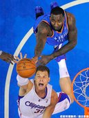 Blake Griffin 與 Kendrick Perkins 爭搶籃板